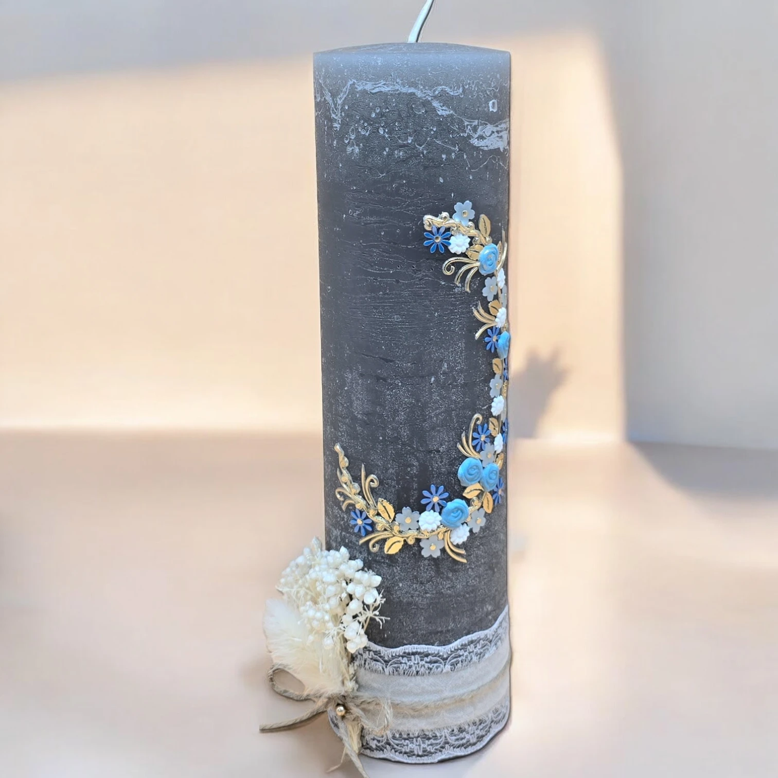 Kerze_25x7_Rustik_Blumenkranz_Bukett_1x1